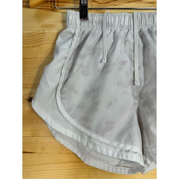 Nike Women's Size XS Surf to Sport Tempo Running Short Platinum Tint AQ5682-094 - Picture 4 of 11